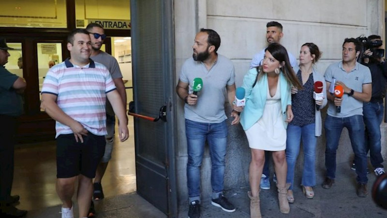Los miembros de 'La Manada' José Ángel Prenda y Alfonso Jesús Cabezuelo, al salir de los Juzgados de Sevilla | EUROPA PRESS/JESÚS PRIETO - Archivo ep los miembros de la manada jose angel prenda y alfonso jesus cabezuelo al salir de los juzgados de