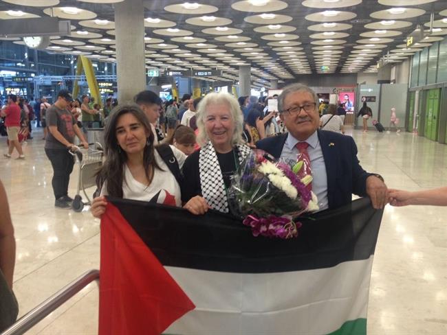 Lucía Mazarrasa (centro) a su llegada a Madrid | TWITTER RUMBO A GAZA ep lucia mazarrasa centro allegadamadrid