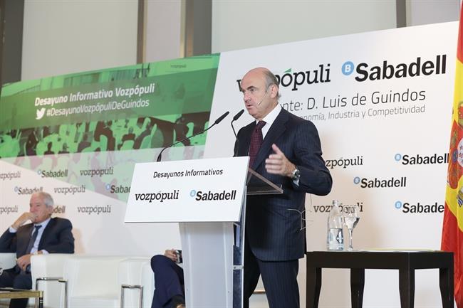 Ministro de Economía, Luis de Guindos, en un desayuno informativo de Voz Pópuli | VOZ PÓPULI ep ministroeconomia luisguindos endesayuno informativovoz populi
