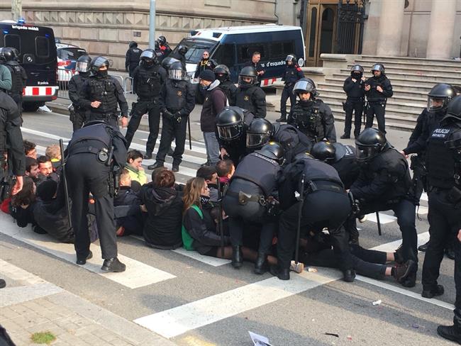 Mossos d'Esquadra retiran a manifestantes ante el TSJC | EUROPA PRESS ep mossos desquadra retiranmanifestantestsjc