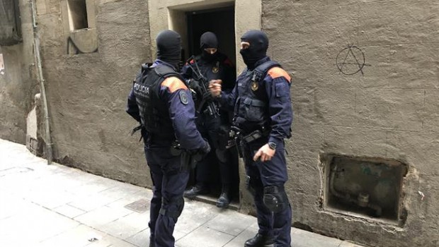 ep operacionlos narcopisoslos mossosla urbanaciutat vella