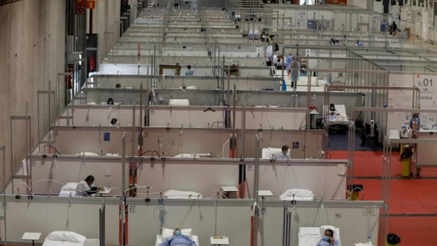 ep pacientes en las camas del pabellon 9 del hospital de campana de ifema
