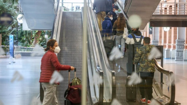 ep pasajeros acceden a la rampa del ave en la estacion de tren madrid-puerta de atocha en madrid
