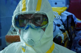 ep trabajador sanitario con traje de proteccion individual y mascarilla durante el simulacro