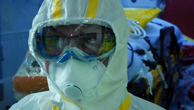 ep trabajador sanitario con traje de proteccion individual y mascarilla durante el simulacro