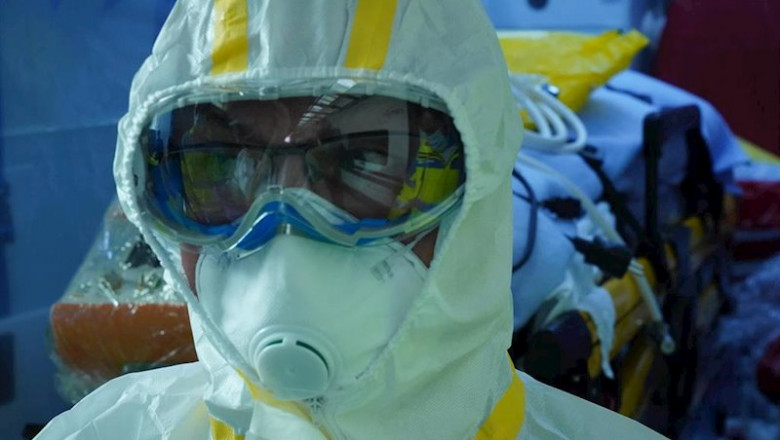 Trabajador sanitario con traje de protección individual y mascarilla durante el simulacro realizado por el Ministerio de Sanidad en la estación de Atocha, junto a técnicos del Summa 112, Renfe y Adif, de trenes medicalizados para trasladar enfermos de COV | Mitma ep trabajador sanitario con traje de proteccion individual y mascarilla durante el simulacro