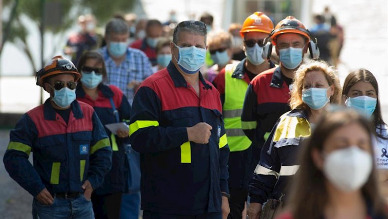 Trabajadores de Alcoa ataviados con el uniforme de la fábrica acuden a votar en las elecciones autonómicas de Galicia en el Pabellón Os Castros de la población de Burela, en la comarca de A Mariña, Lugo, Galicia (España), a 12 de julio de 2020 | Carlos Castro - Europa Press ep trabajadores de alcoa ataviados con el uniforme de la fabrica acuden a votar en las elecciones