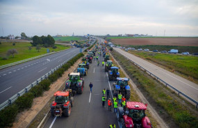 ep tractores en una de las protestas de los agricultores