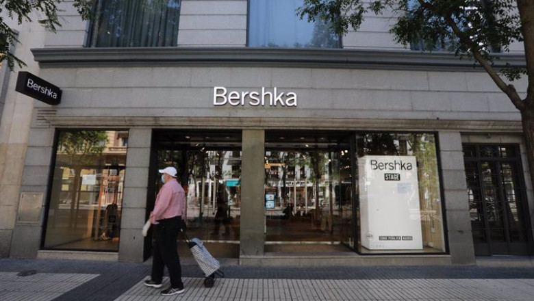 ep un anciano con mascarilla y carro pasa delante de una tienda de bershka propiedad de inditex ep un anciano con mascarilla y carro pasa delante de una tienda de bershka propiedad de inditex