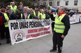 ep un grupo de pensionistas se concentra frente al congreso de los diputados para pedir pensiones