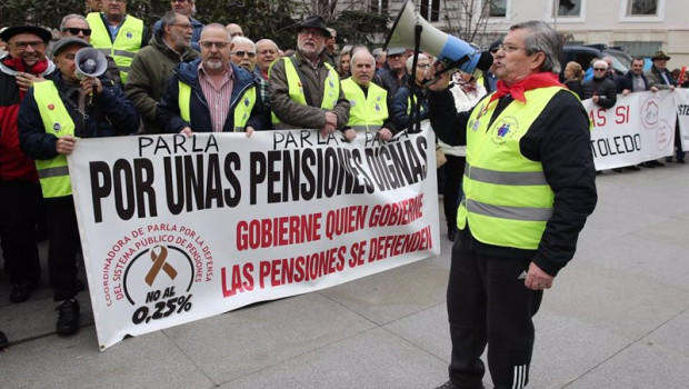 ep un grupo de pensionistas se concentra frente al congreso de los diputados para pedir pensiones
