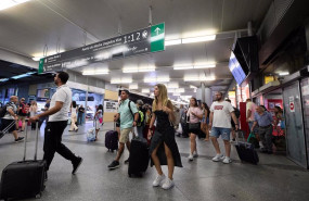 ep un grupo de personas con maletas camina por uno de los pasillos de la estacion de atocha almudena ep un grupo de personas con maletas camina por uno de los pasillos de la estacion de atocha almudena