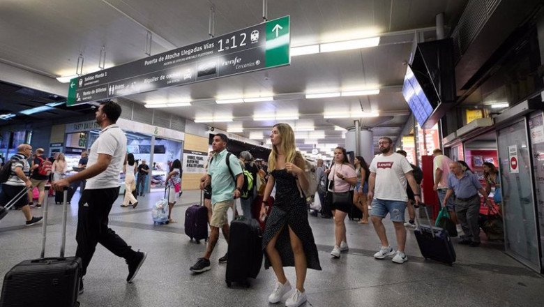 ep un grupo de personas con maletas camina por uno de los pasillos de la estacion de atocha almudena ep un grupo de personas con maletas camina por uno de los pasillos de la estacion de atocha almudena