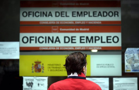 ep un joven ante una oficina de empleo