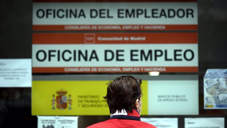 ep un joven ante una oficina de empleo ep un joven ante una oficina de empleo