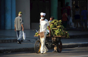 ep un vendedor con mascarilla por el coronavirus en una calle de la habana
