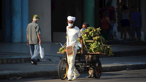 ep un vendedor con mascarilla por el coronavirus en una calle de la habana
