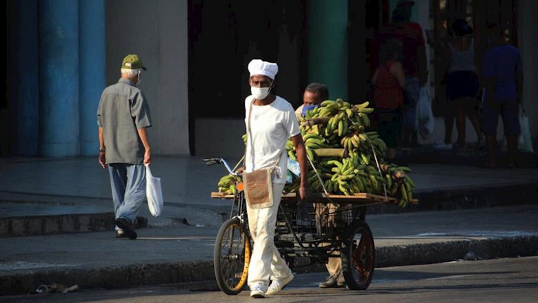ep un vendedor con mascarilla por el coronavirus en una calle de la habana ep un vendedor con mascarilla por el coronavirus en una calle de la habana