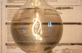 ep una bombilla sobre una factura a 9 de enero de 2025 en madrid espana el gobierno central ha