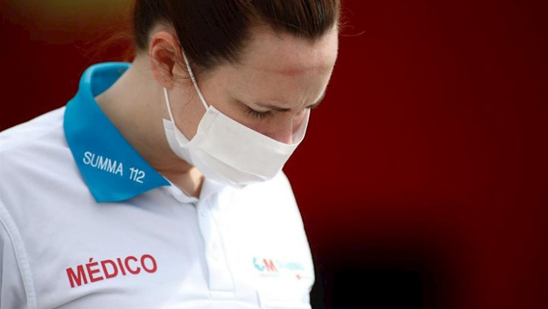 ep una medica protegida con mascarilla que forma parte del equipo de uvi movil durante la