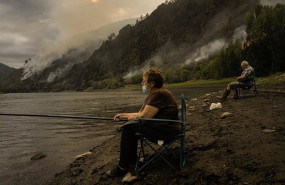ep una pareja pesca cerca el fuego