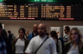 ep varias personas con maletas en la estacion de tren de chamartin