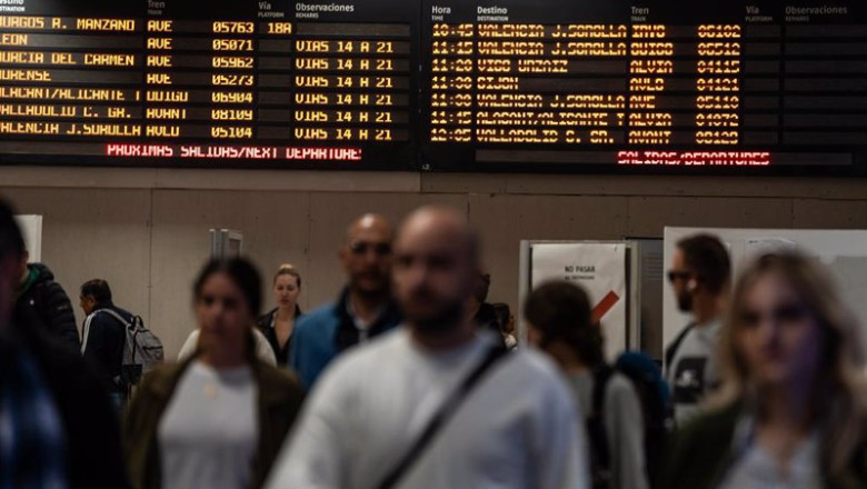ep varias personas con maletas en la estacion de tren de chamartin ep varias personas con maletas en la estacion de tren de chamartin