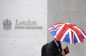 un-travailleur-tient-en-parapluie-aux-couleurs-du-royaume-uni-devant-le-london-stock-exchange-en-octobre-2008-bourse-marches-financiers un-travailleur-tient-en-parapluie-aux-couleurs-du-royaume-uni-devant-le-london-stock-exchange-en-octobre-2008-bourse-marches-financiers