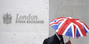 un-travailleur-tient-en-parapluie-aux-couleurs-du-royaume-uni-devant-le-london-stock-exchange-en-octobre-2008-bourse-marches-financiers