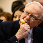 warren-buffett-toma-helado-antes-junta-accionistas-berkshire-hathaway warren-buffett-toma-helado-antes-junta-accionistas-berkshire-hathaway