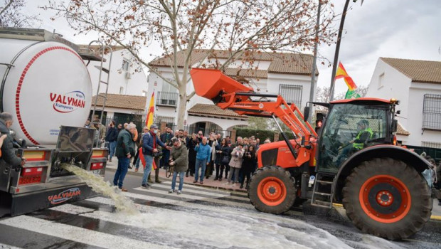 ep agricultores de ciudad real derramando mas de 25000 litros de vino frances