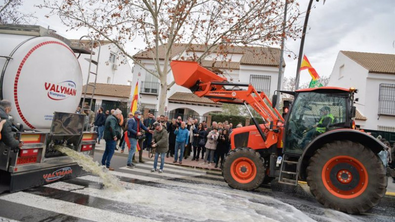 ep agricultores de ciudad real derramando mas de 25000 litros de vino frances ep agricultores de ciudad real derramando mas de 25000 litros de vino frances