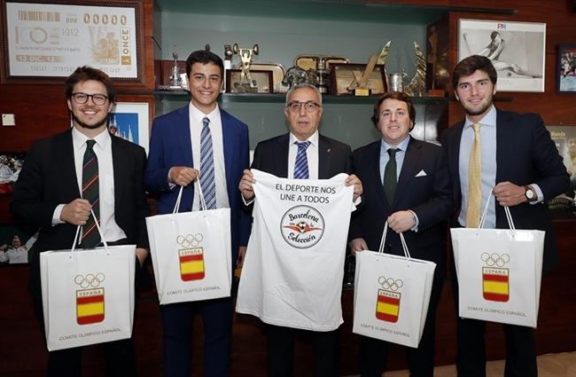 Alejandro Blanco con miembros de Barcelona con la Selección | NACHO CASARES ep alejandro blancomiembrosbarcelonala seleccion