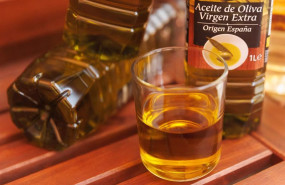 ep archivo   botellas y vasos de aceite