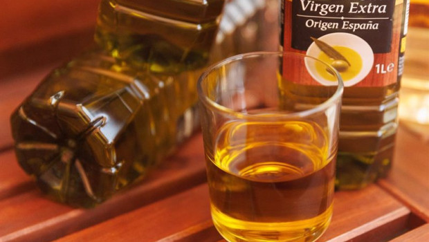ep archivo   botellas y vasos de aceite