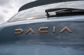 ep archivo   dacia logo en la parte trasera de un vehiculo