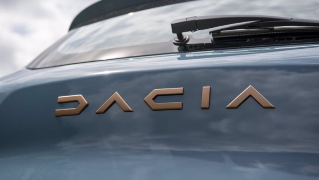 ep archivo   dacia logo en la parte trasera de un vehiculo