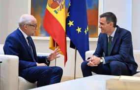 ep archivo   de izquierda a derecha el presidente de hitachi en europa andrew barr y el presidente
