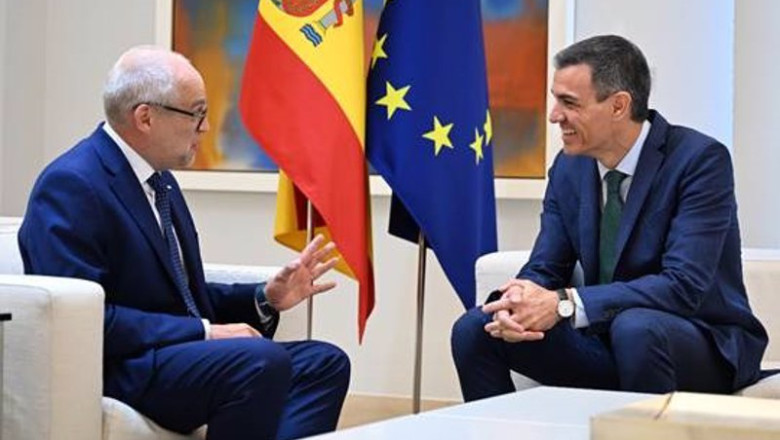 ep archivo   de izquierda a derecha el presidente de hitachi en europa andrew barr y el presidente