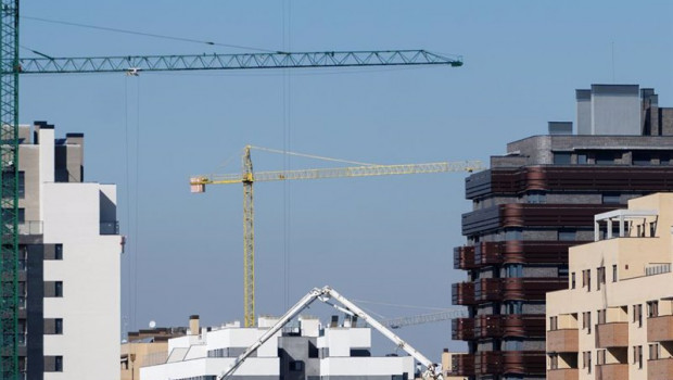 ep archivo   gruas en una zona de construccion de edificios de viviendas