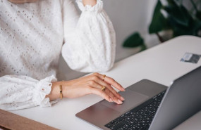 ep archivo   mujer trabajando en ordenador