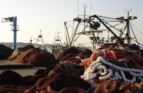 ep archivo   redes y aparejos de pesca en el puerto imagen de archivo