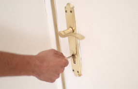 ep archivo   un hombre introduce una llave en la cerradura de la puerta de su vivienda