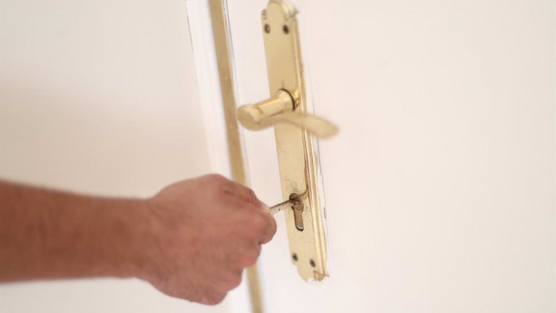 ep archivo   un hombre introduce una llave en la cerradura de la puerta de su vivienda