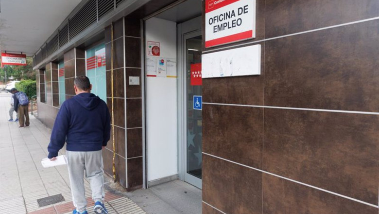 ep archivo un hombre pasa por una oficina de empleo ep archivo un hombre pasa por una oficina de empleo