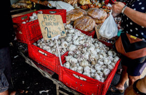 ep archivo   un puesto de ajos en un mercadillo