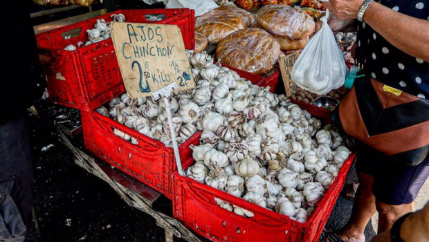 ep archivo   un puesto de ajos en un mercadillo