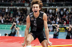 ep armand duplantis despues de batir el record mundial de salto con pertiga