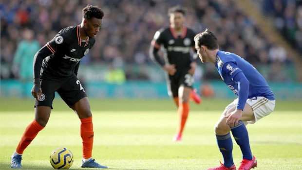 ep callum hudson-odoi en una accion del leicester city-chelsea de la premier