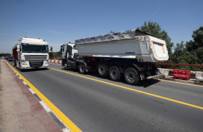ep camiones a su paso por el puente de zulema